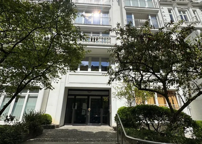 H14 - Prime Location - Perfect For Business & Lifestyle Appartement *